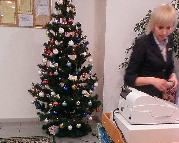 Новогоднюю елку в парламентских комитетах Рады украсили деньгами