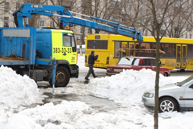 Киевские эвакуаторщики требуют денег