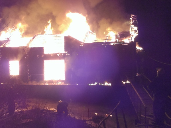 В Киеве сгорела двухэтажная плавучая дача (+ фото)
