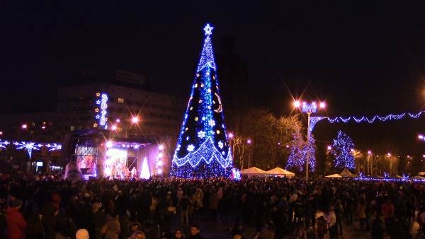 В Донецке зажгли новогоднюю елку (+ фото)