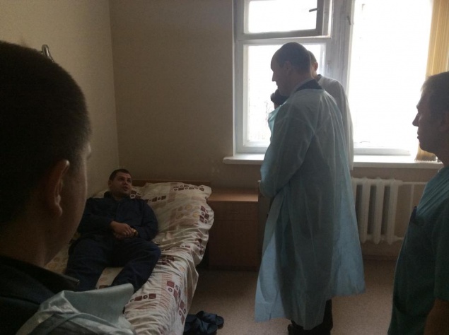 Парубий проведал в больнице милиционера, которого ранило взрывом гранаты