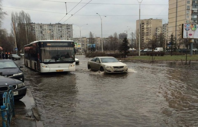 На Оболони потоп: машины скорее плывут, чем едут (фото)