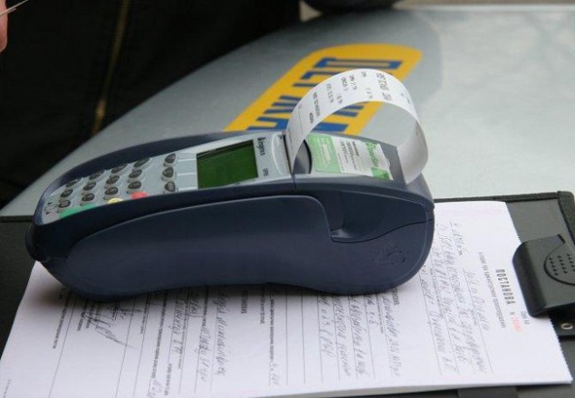 Киевские ГАИшники уже получили “на вооружение” терминалы для оплаты штрафов “на месте”