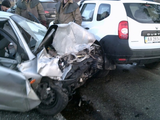 В Киевской области деблокировали водителей из искореженных автомобилей (фото)