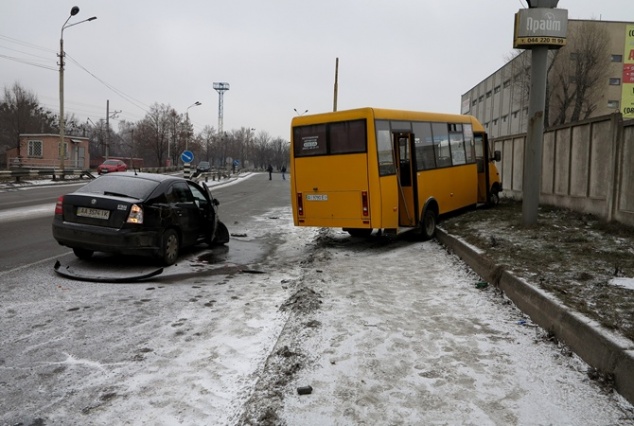 В Киеве столкнулись маршрутка и “Шкода” (ФОТО)