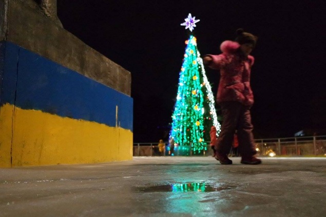 В Киеве растаял бесплатный каток возле Арки дружбы народов (+ФОТО)