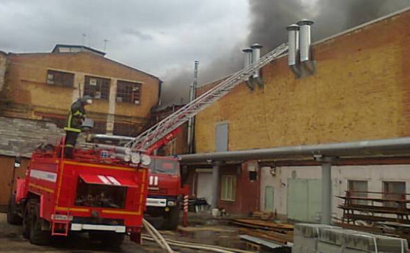 В Киеве ликвидировали пожар в производственном цехе