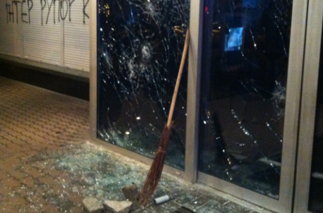 В Киеве неизвестные напали на офис телеканала “Интер”