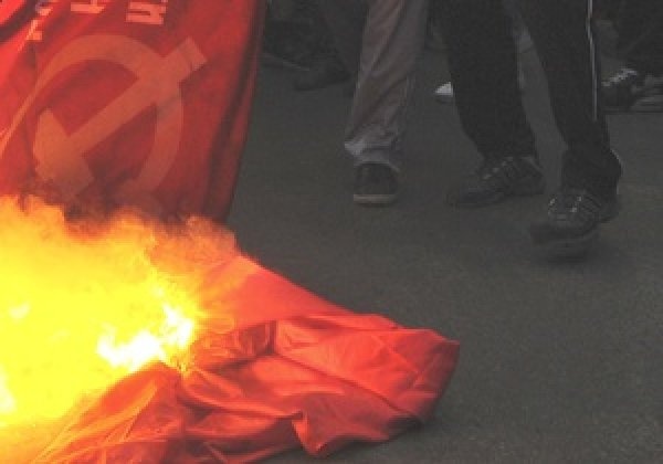 В Киеве подожгли офис Компартии (видео)