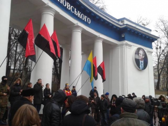 “Правый сектор” с “коктейлями Молотова” провели в Киеве акцию “напоминания” (ФОТО)