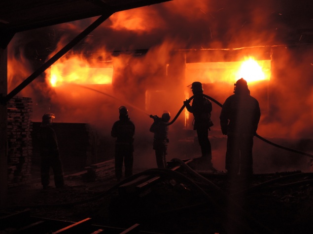 Киевским спасателям удалось потушить пожар в деревообрабатывающем цехе (ФОТО)