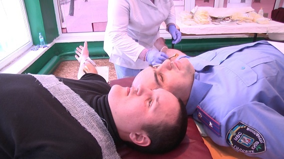 Главный милиционер Киева сдал кровь для пострадавших в зоне АТО