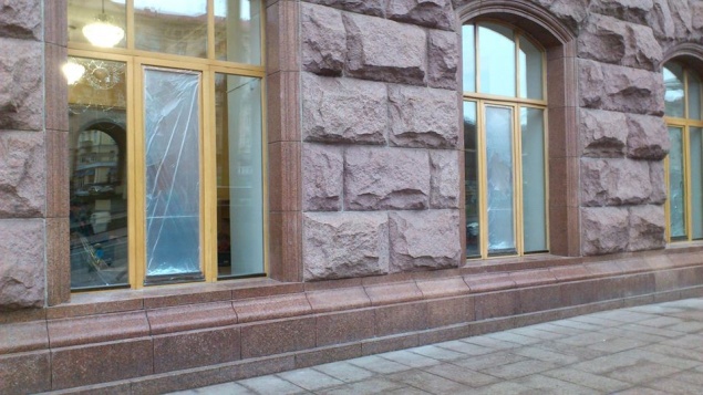 Сегодня ночью в здании КГГА побили окна (фото)
