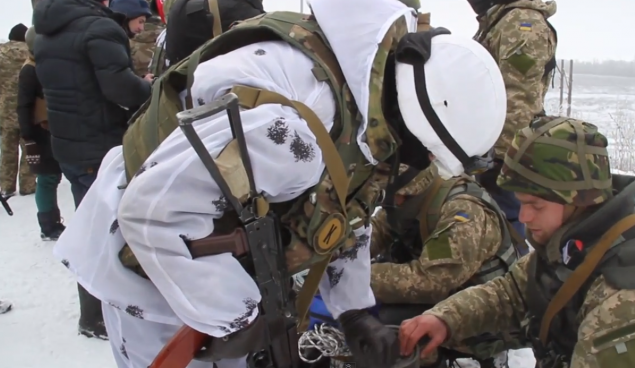 Полторак подтвердил, что украинских военных досматривали на блокпосту боевики “ДНР”