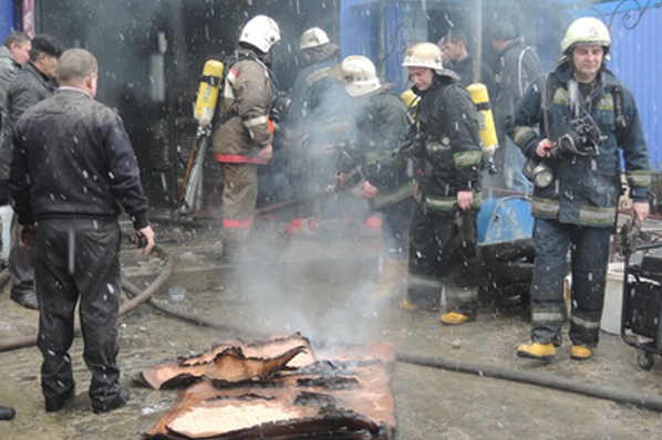 В Деснянском районе Киева горел склад с резиной (ВИДЕО)