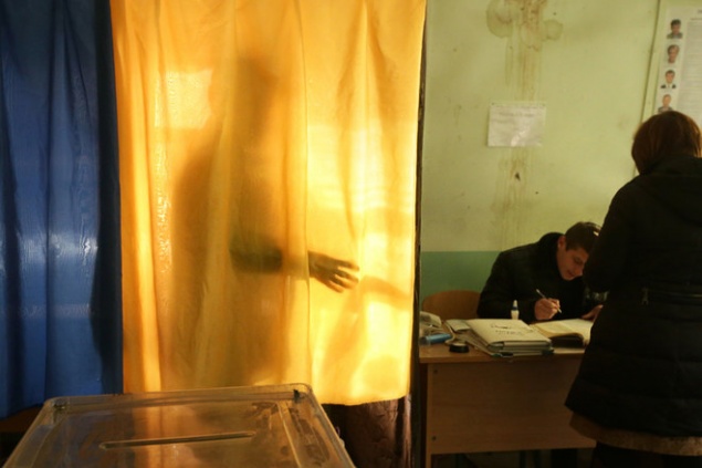 На довыборах в Киевсовет кандидаты “каруселили” и подкупали избирателей