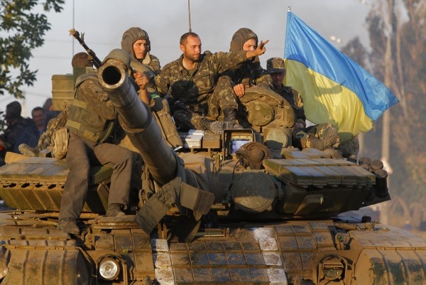 Треть украинцев выступает за продолжение войны (соцопрос)