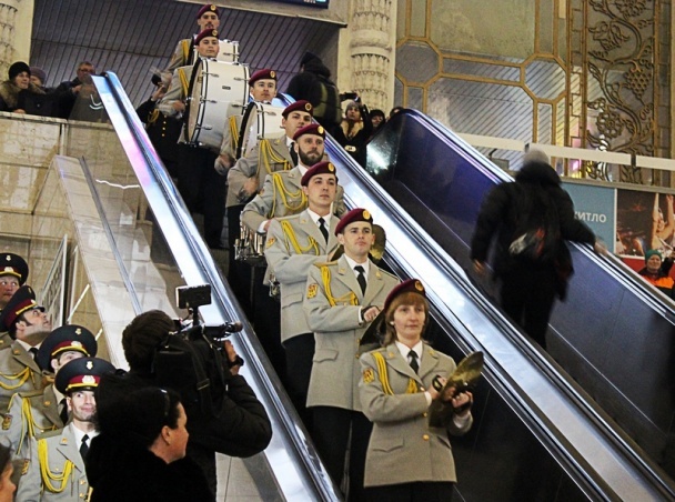 Флешмоб военного оркестра на центральном ж/д вокзале Киева (видео)