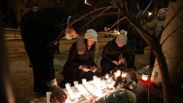 Киевляне ночью возлагали цветы под посольством Франции (фото)