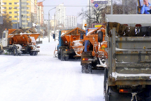 Более 500 единиц техники выехало на борьбу со снегом на улицы Киева