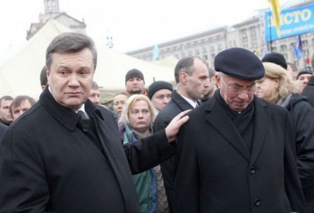 Печерский райсуд заочно “арестовал” Януковича и “посадил” Азарова