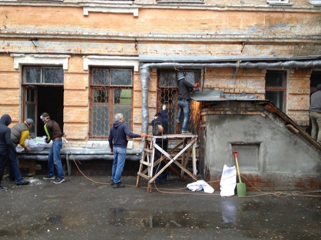 Сотни киевлян откликнулись на призыв о помощи в ремонте госпиталя, где проходят лечение бойцы АТО (фото)