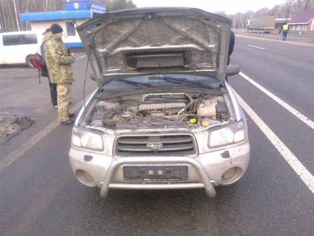 В Киевской области ГАИшники задержали находящегося в розыске водителя, который перевозил оружие (+ ФОТО)