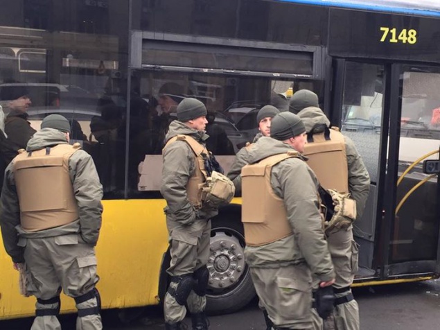Киевскую мэрию охраняет пара десятков военных без опознавательных знаков