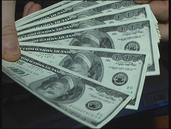 При продаже валюты на “черном рынке” столицы мужчина лишился $38 тысяч