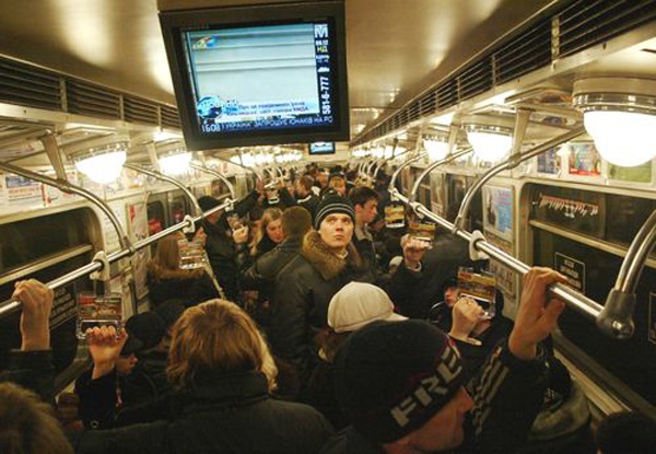 Киевские власти хотят снова запустить в работу рекламные мониторы в вагонах метро
