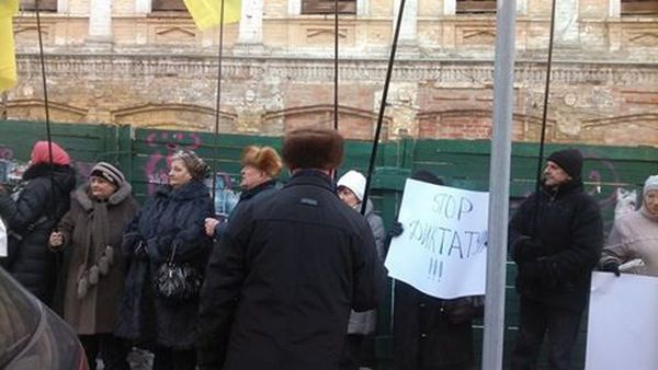 Пенсионеры защищая Ефремова пикетируют ГПУ