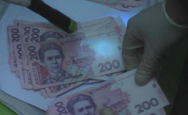 За взятку в 60 тыс грн чиновника Нацкомфинуслуг посадили под домашний арест (+ФОТО)
