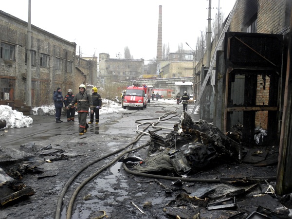В Киеве горели четыре бокса, где ремонтировали бытовую технику (+ ВИДЕО)