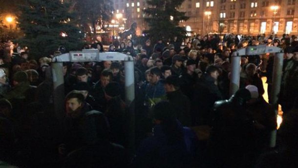 На Майдан в Киеве пропускают только через рамку металлоискателя