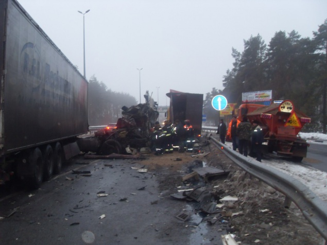 В Киевской области столкнулись два грузовика, травмирован водитель (+ ФОТО)
