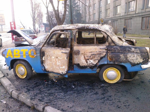 В Киеве подожгли рекламный “Москвич”