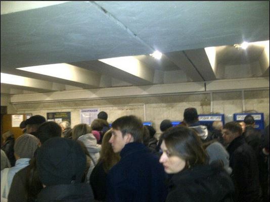 Киевляне оказались не готовы к введению “новых” жетонов - в метро жуткая давка
