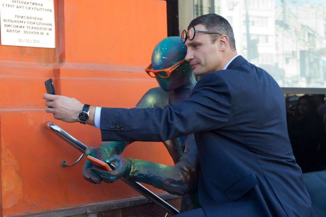 В Киеве открыли интерактивный “памятник” гику, раздающий бесплатный Wi-Fi и заряжающий гаджеты
