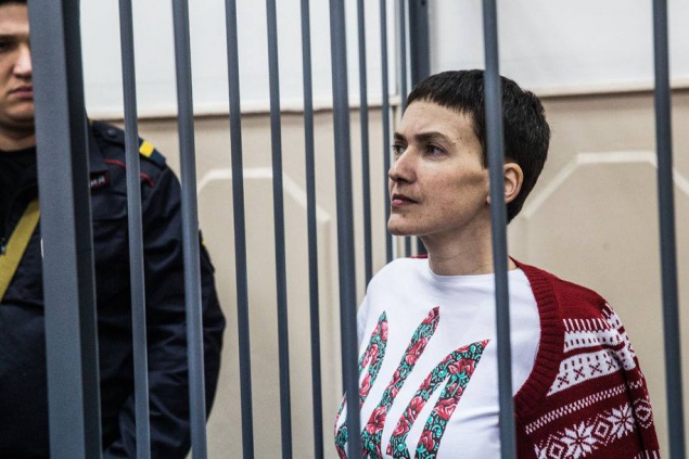 Адвокат Савченко подтвердил, что украинская летчица частично прекратила голодовку