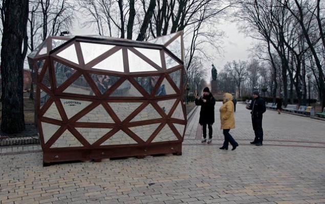 В Киеве появился зеркальный киоск странной формы