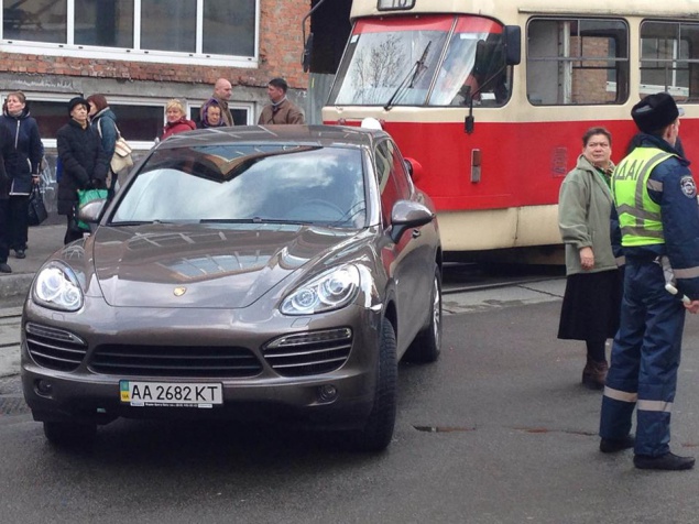 Припарковавшийся на трамвайных путях водитель “Porsche” создал в Киеве пробку на несколько сотен метров (фото, видео)