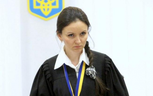 На бывшую судью Печерского райсуда Оксану Царевич надели электронный браслет и отпустили