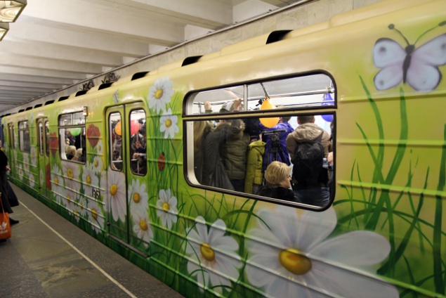В киевском метрополитене появился разрисованный цветами вагон (+ ФОТО)