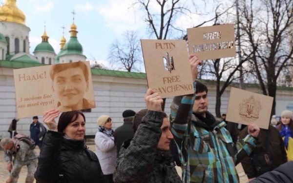 В Киеве в молебне в поддержку Надежды Савченко принимает участие 3 тыс человек