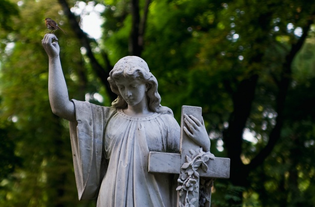 В Киеве с могилы писателя украли бронзовый памятник
