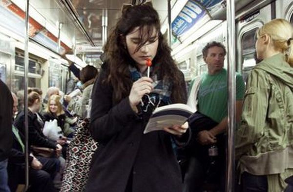 Киевлян приглашают спуститься в метро и поучаствовать в книжном флешмобе