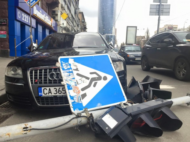 В Киеве на пешеходном переходе на иномарку грохнулся светофор