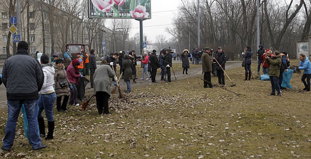 Киевляне и “зеленстроевцы” на славу потрудились во время субботней толоки в столице