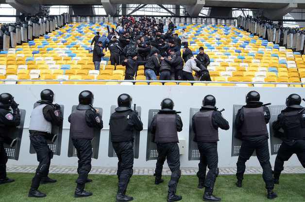 Футбольный матч между донецкой и киевской командами “охраняют” 318 милиционеров
