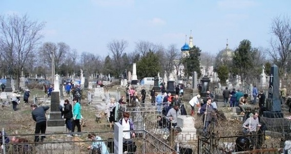 Началась подготовка городских кладбищ к поминальным дням
